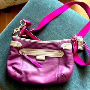 Beautiful COACH leather Purse in LNC! Could these colors scream Summer anymore!